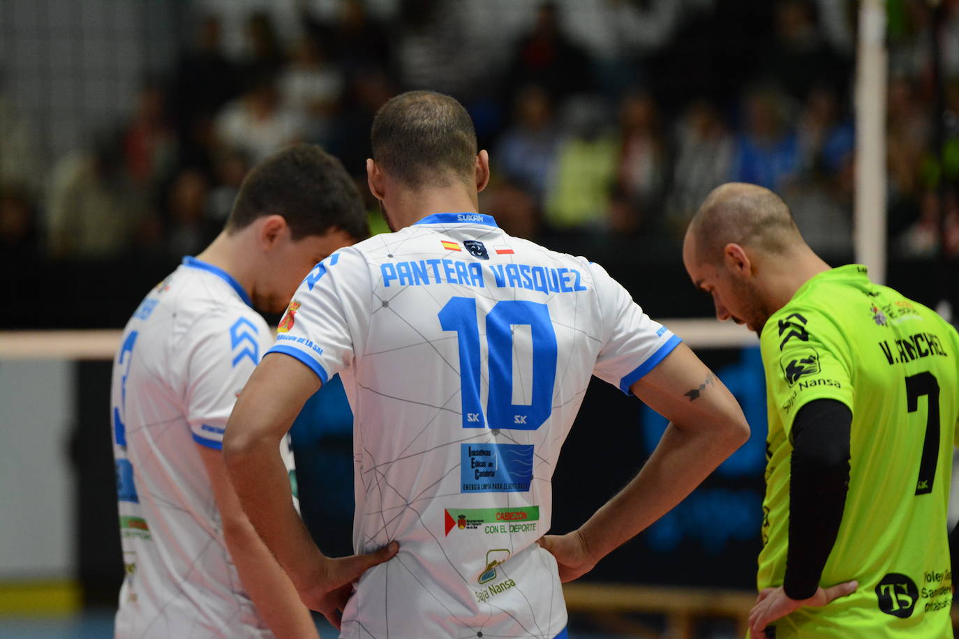 Pantera Vasquez (centro), Víctor Sánchez (derecha) y Chema Hernández se lamentan tras el partido.