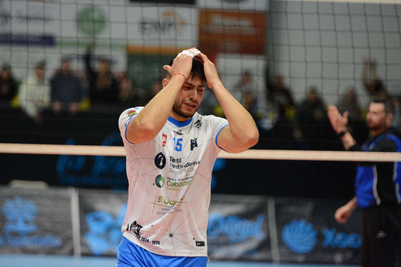 Javier Vega se lamenta tras perder el Textil Santanderina la semifinal ante el San Sadurniño.