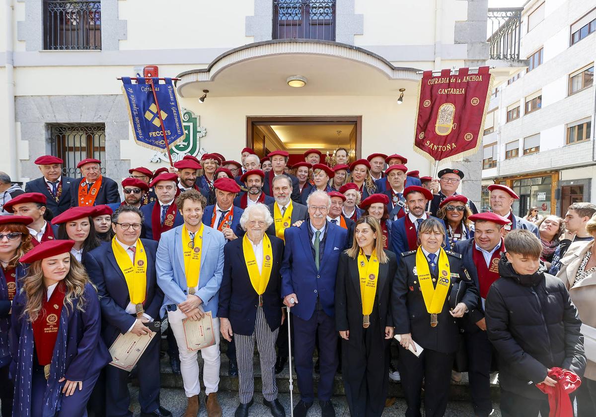 Foto de familia de la Cofradía de la Anchoa de Cantabria con sus cofrades de honor Vicente del Bosque, Daniel Diges, María José Sáenz de Buruaga y Carmen Martínez en nombre de la Policía Nacional.