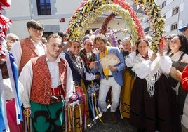 Daniel Diges junto a la agrupación de danzas Virgen de las Nieves de Tanos (Torrelavega)