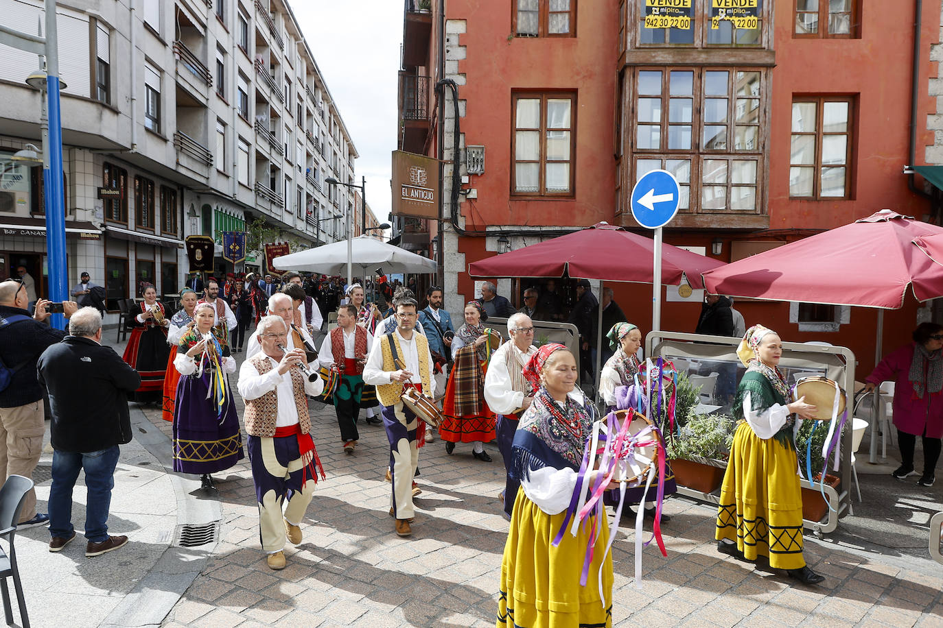 El sonido de las gaitas y tambores ha dado ambiente festivo a las calles de la villa marinera.