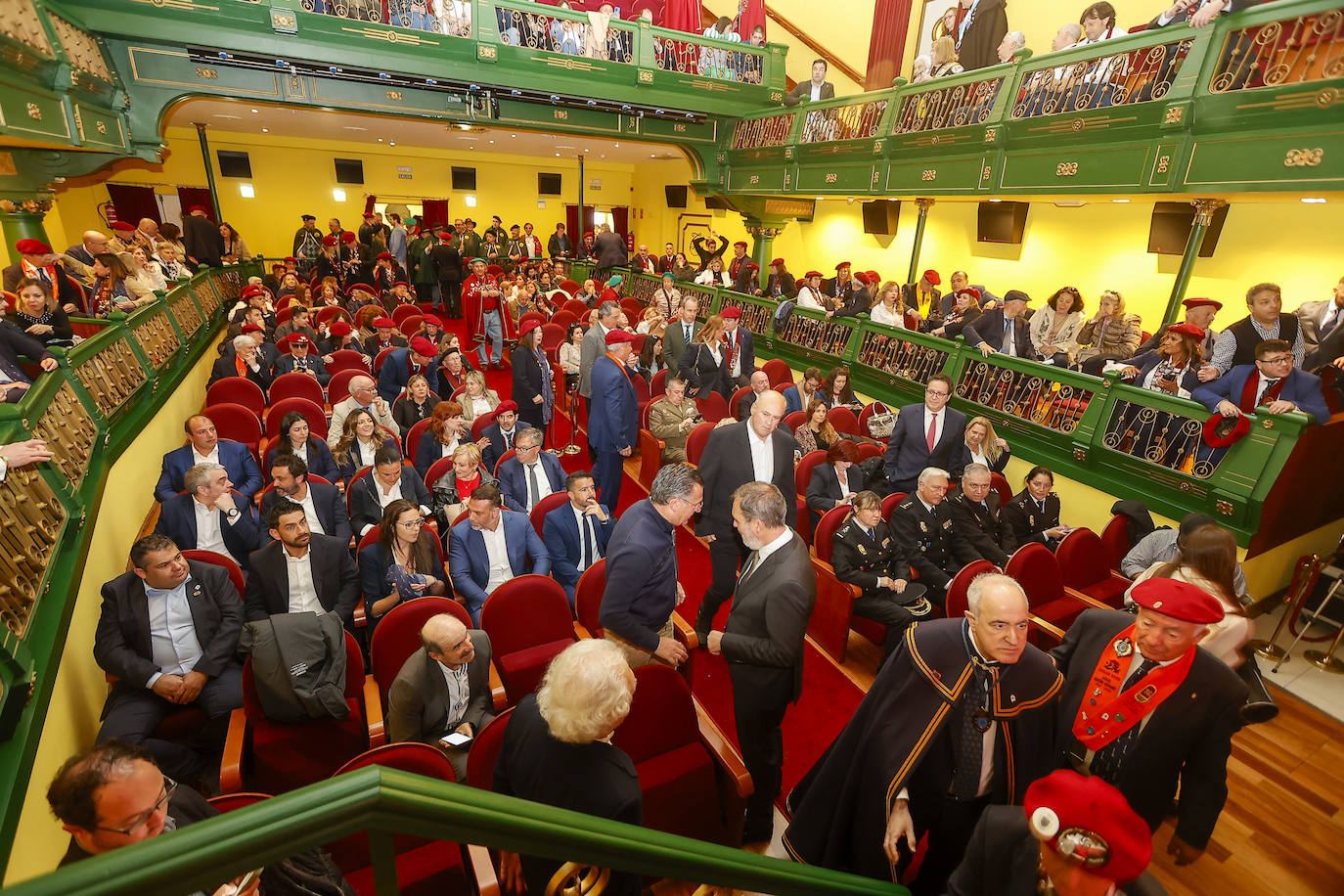 El Teatro Liceo se ha llenado al completo para presenciar la gala del Gran Cabildo de la Cofradía de la Anchoa.