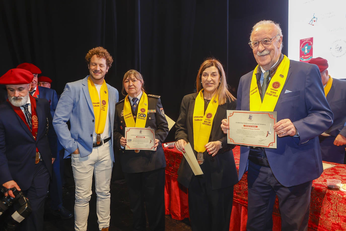 Los nuevos cofrades de honor han asumido orgullosos su papel de embajadores de la anchoa. 