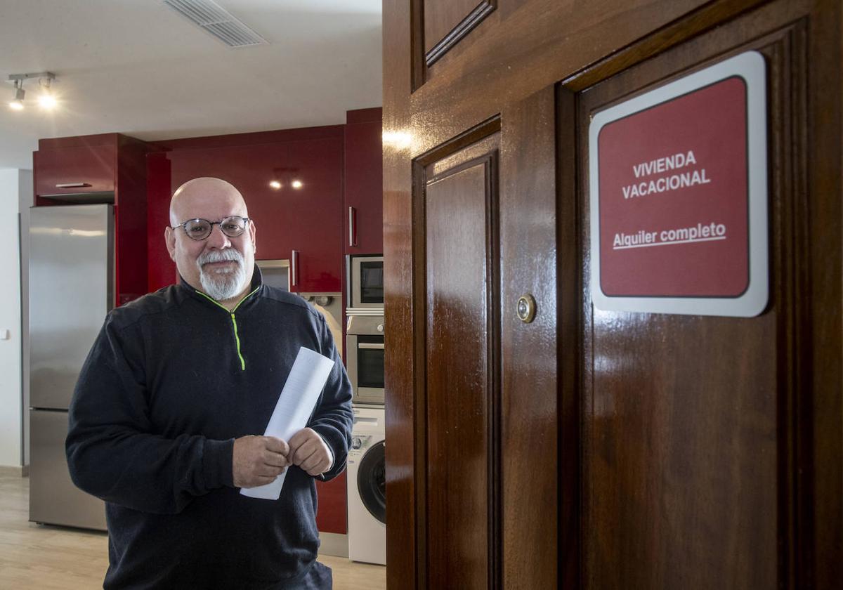 Jaime Paino, en la puerta de una vivienda de uso turístico en Santander.