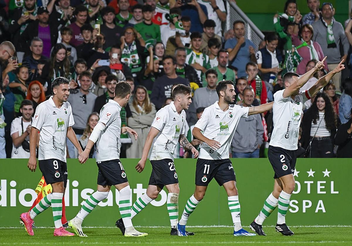 Arana, Íñigo Vicente, Dani Fernández, y Andrés Martín celebran con Mantilla el gol del cántabro ante el Burgos.