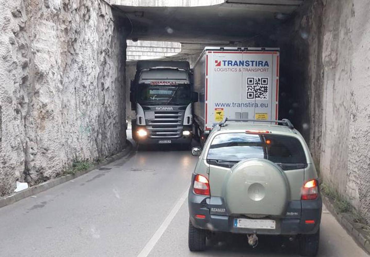 Los grandes transportes lo pasan mal si se cruzan en su interior.