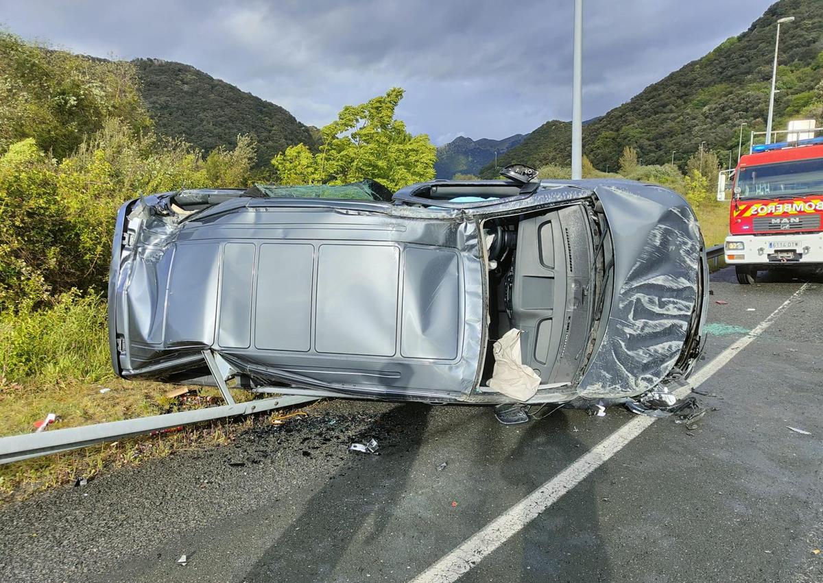 Imagen secundaria 1 - Una menor resulta herida en un accidente en la A-8 a la altura de Liendo