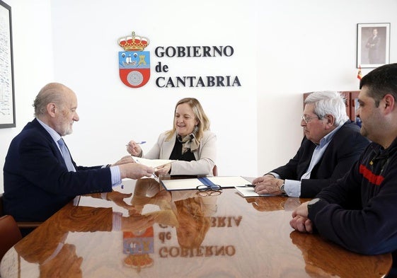 Mariano Linares, presidente del Real Cuerpo de Bomberos Voluntarios de Santander, Isabel Urrutia, consejera de Presidencia, Lucas Martínez, consejero delegado de los Bomberos Voluntarios y el oficial jefe, Álvaro Gutiérrez, durante la firma del convenio.