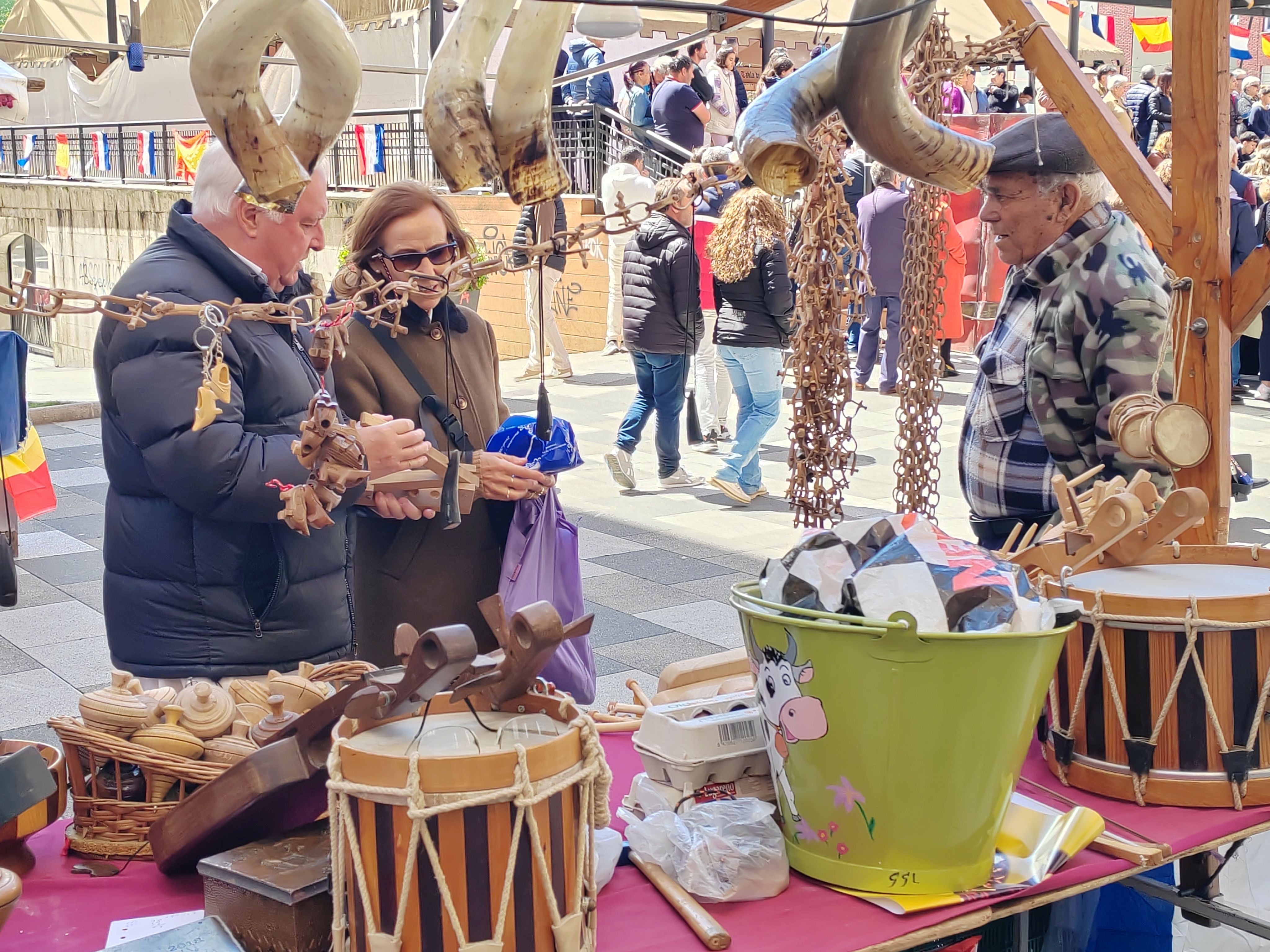 En el mercado goyesco dos vecinos ven productos del folclore más tradicional de la región. 