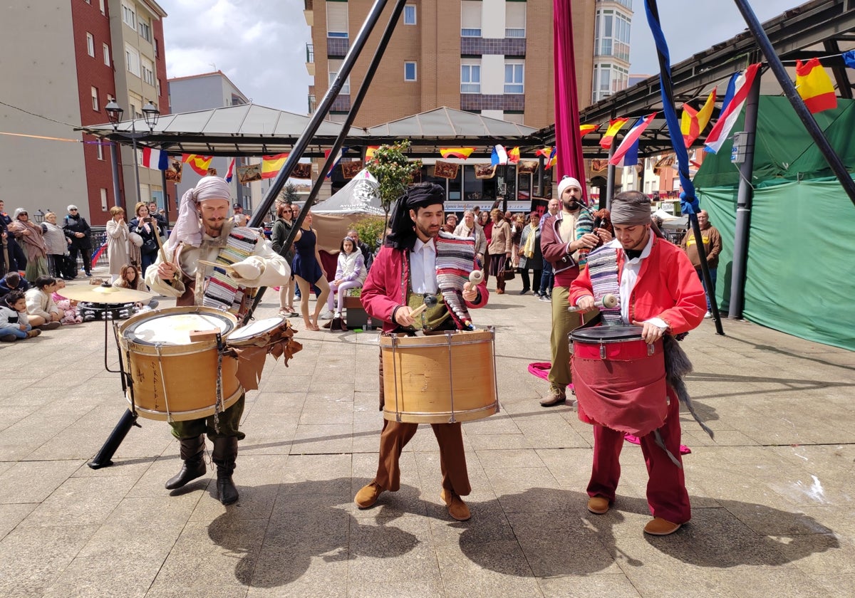 Músicos a la percusión y gaita llenan de energía las calles del casco urbano Muriedas-Maliaño.