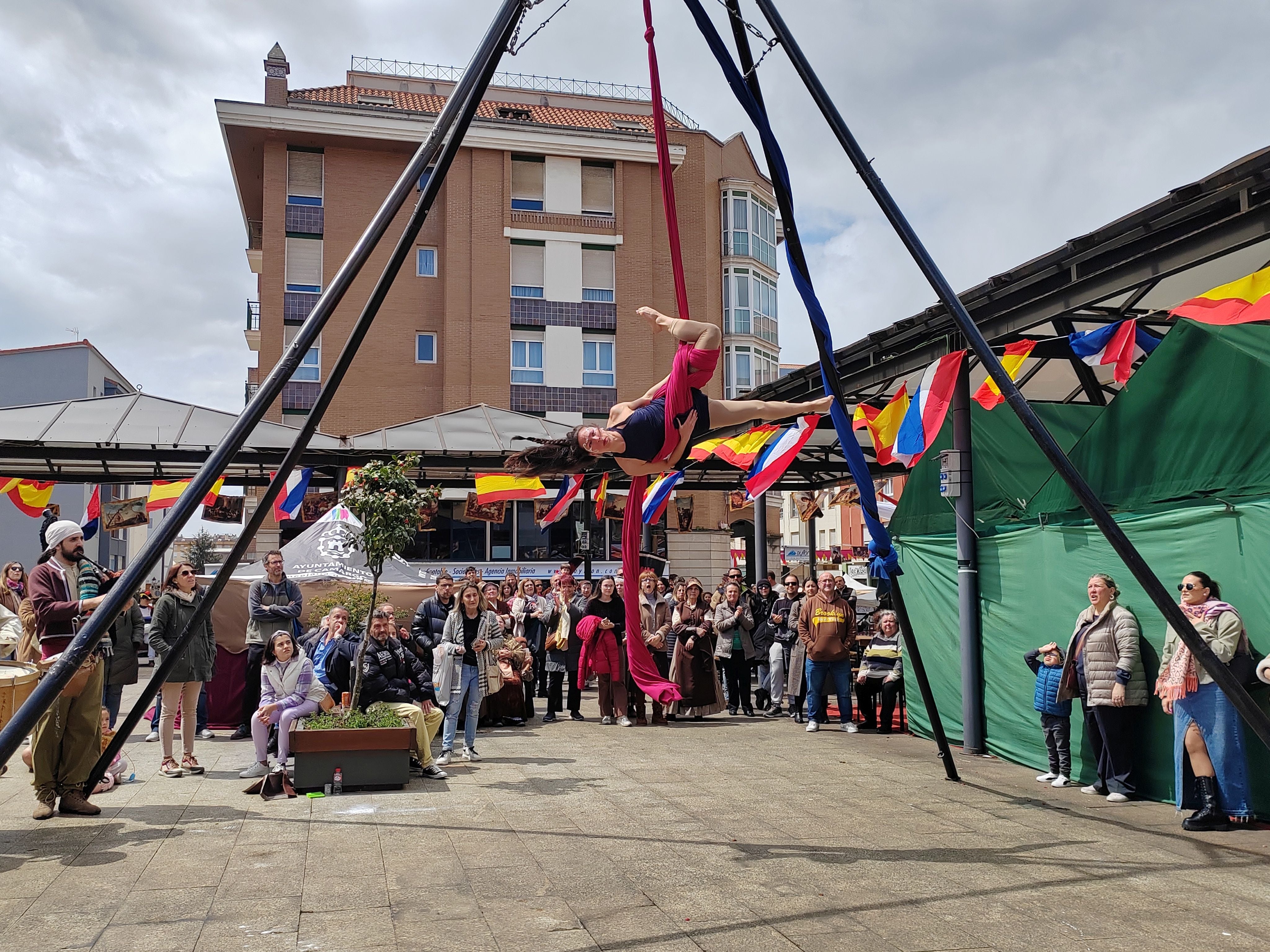 El espectáculo de circo aéreo 'Desde lo alto' reunió a curiosos en el plaza de la Constitución. 