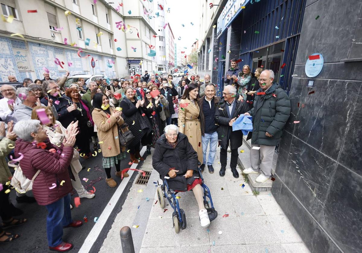 La alcaldesa de Santander, Gema Igual, junto a los familiares y amigos de Mariano García, tras el descubrimiento de la placa en la calle Cisneros, en Santander.