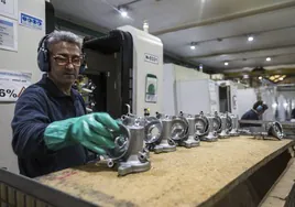 Operario dedicado a la fabricación de componentes para la industria de automoción en Cantabria.