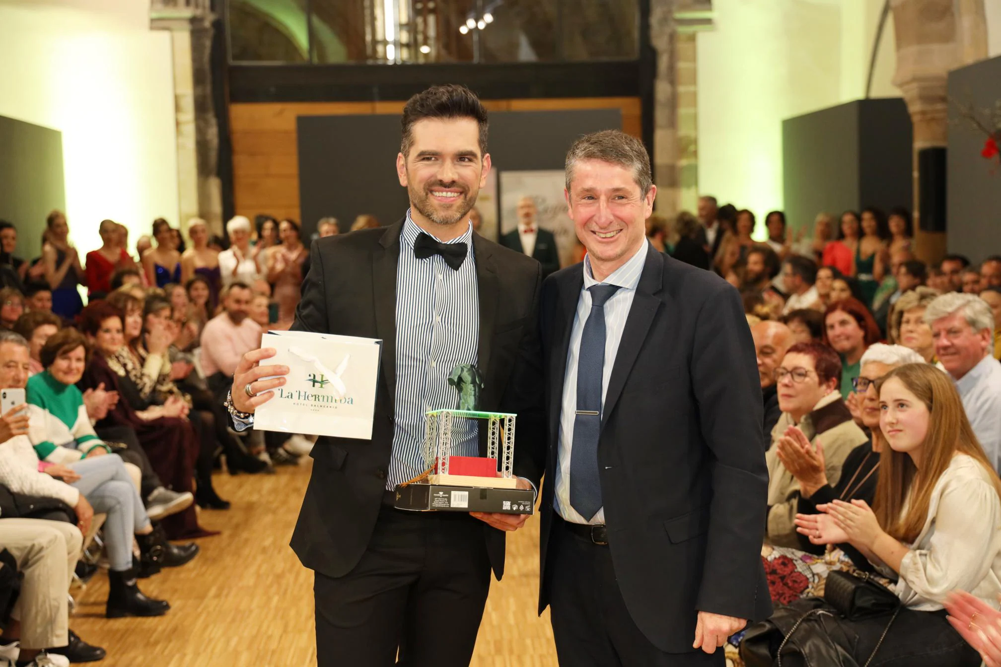 Eduardo Ribote con el premio del Balneario de La Hermida entregado por su director, Alberto Rentero