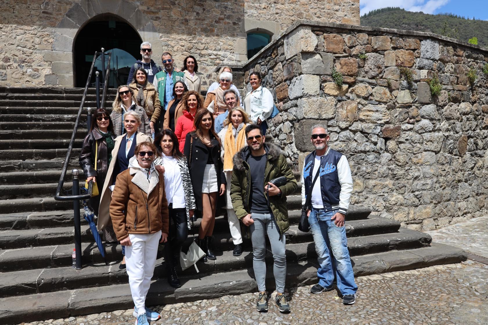 Grupo de modelos en las escaleras de la Torre del Infantado, durante la visita guiada por la villa de Potes