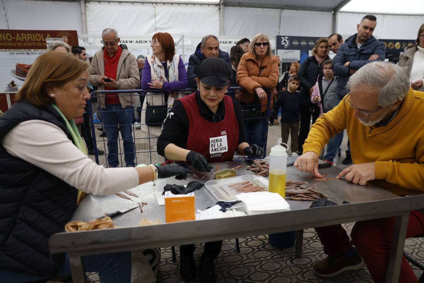 El público pudo aprender a sobar la anchoa siguiendo las indicaciones de las sobadoras profesionales.