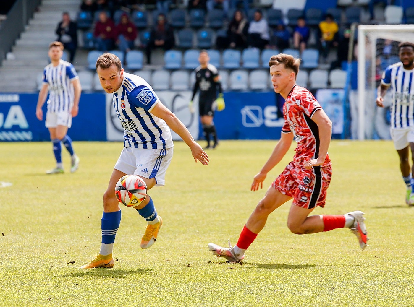 Saúl controla el balón ante un rival del Guijuelo.