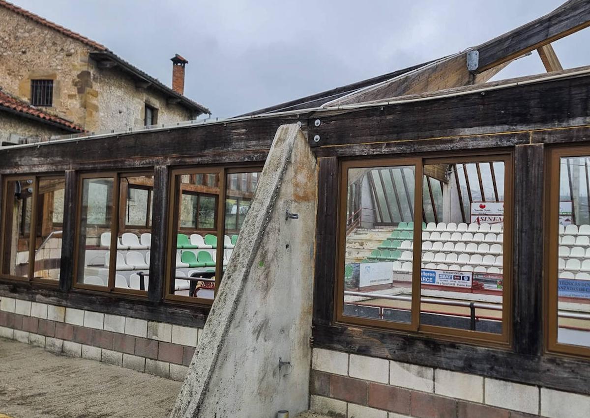 Imagen secundaria 1 - 1. El exterior de la bolera ha sufrido daños por vandalismo. | 2. El estado de deterioro llega a las escaleras y los asientos.