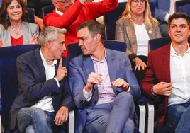 Pablo Zuloaga y Pedro Sánchez conversan en la pasada campaña electoral en presencia de Daniel Fernández.