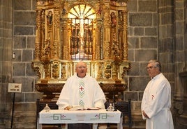 El padre Pablo Redondo, acompañado por Juan Manuel Núñez, padre Guardián, oficia la misa, ayer, en la capilla del Lignum Crucis.