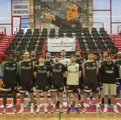 Los jugadores y el cuerpo técnico del Grupo Alega Cantabria posan en el pabellón Vicente Trueba, en Torrelavega, tras completar el entrenamiento de ayer.