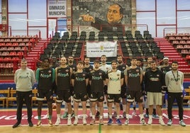 Los jugadores y el cuerpo técnico del Grupo Alega Cantabria posan en el pabellón Vicente Trueba, en Torrelavega, tras completar el entrenamiento de ayer.