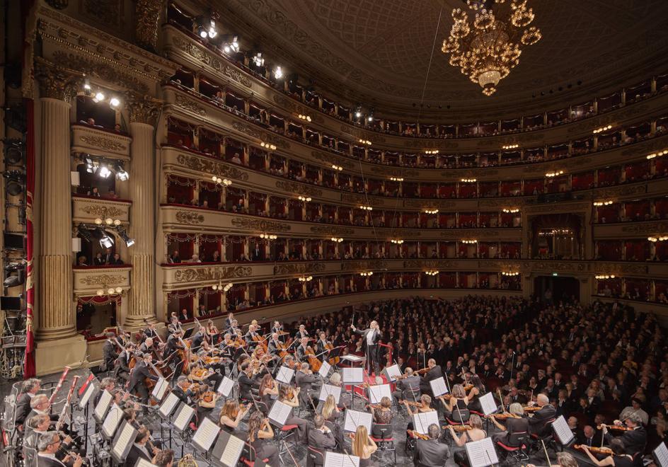 Orquesta del Festival de Budapest y el composittro y director Ivan Fischer.