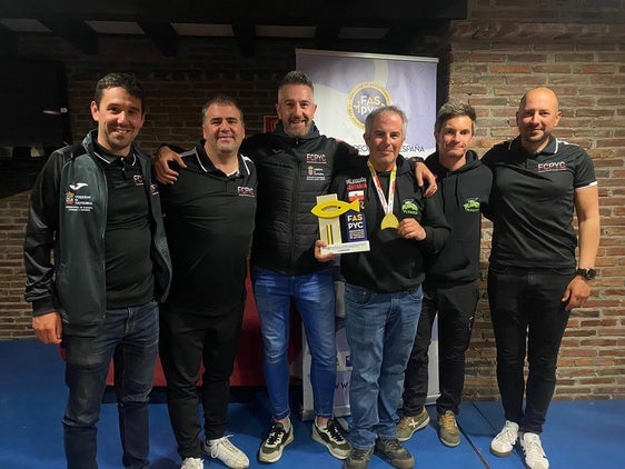 Andrés Santamaría, con su trofeo y la medalla de bronce del Campeonato de España de pesca de salmónidos mosca, acompañado por otros miembros de la selección cántabra.