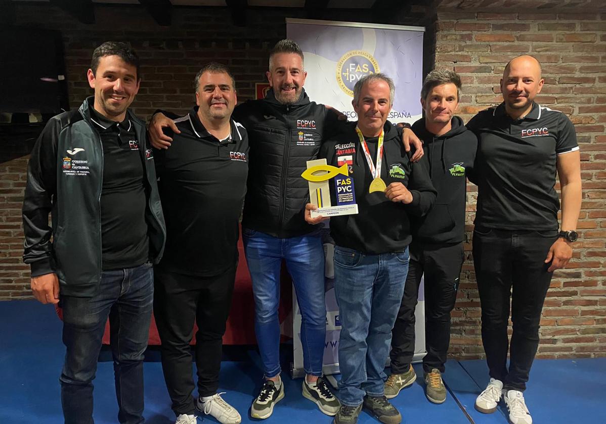 Andrés Santamaría, con su trofeo y la medalla de bronce del Campeonato de España de pesca de salmónidos mosca, acompañado por otros miembros de la selección cántabra.