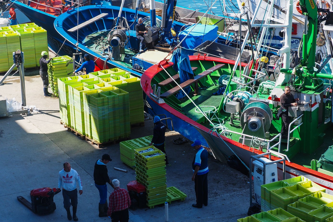 Los trabajadores faenan en el puerto.