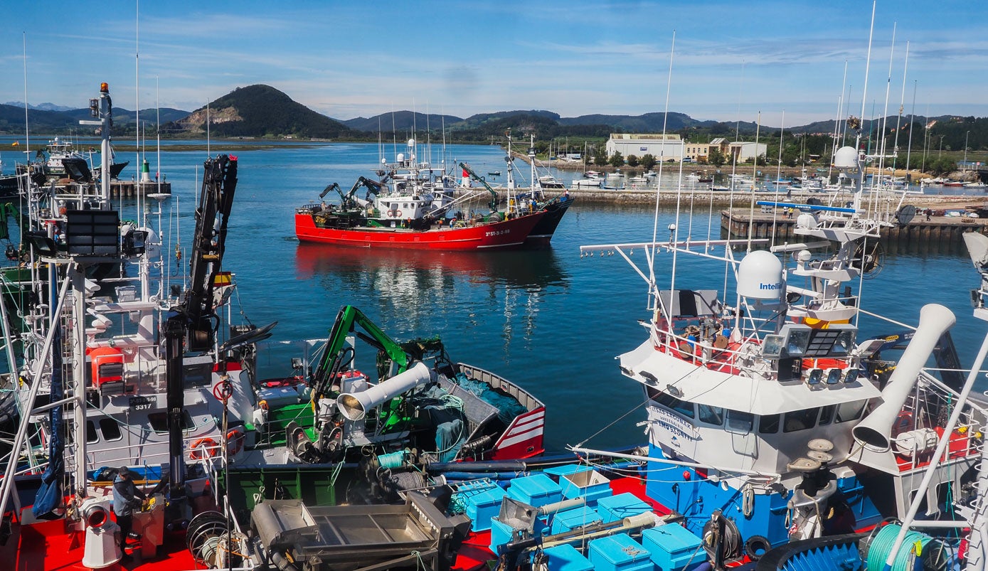 En dos días, más de una centena de barcos han tocado puerto en Santoña.