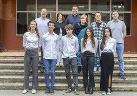 De izquierda a derecha y de arriba abajo: Yago Díaz (mentor), Mª Eugenia Gutierrez (tutora), Salvador Jímenez (rector), Violeta Landeras (directora), Pedro Antonio Hernández (jefe de estudios), Carolina del Campo, Jorge Madrazo, Jaime Gil, Sofía Morales y Alba Agüero (estudiantes).