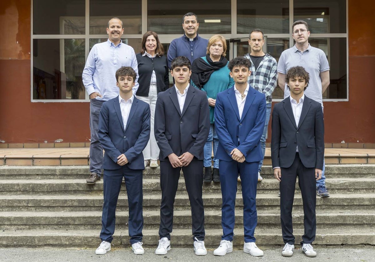 De izquierda a derecha y de arriba abajo: Yago Díaz (mentor), Mª Eugenia Gutierrez (tutora), Salvador Jímenez (rector), Violeta Landeras (directora), Pedro Antonio Hernández (jefe de estudios), Javier Castillo, Ángel Rey, Pablo Álvarez y Nicolás García-Terán (estudiantes).