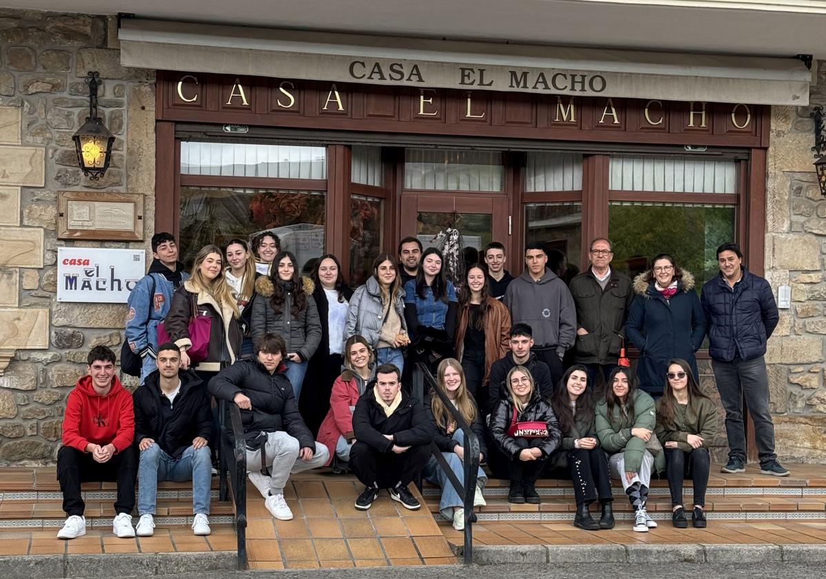 Alumnos y profesores de la Escuela tuvieron la oportunidad de observar de cerca el proceso de producción de los famosos dulces cántabros.