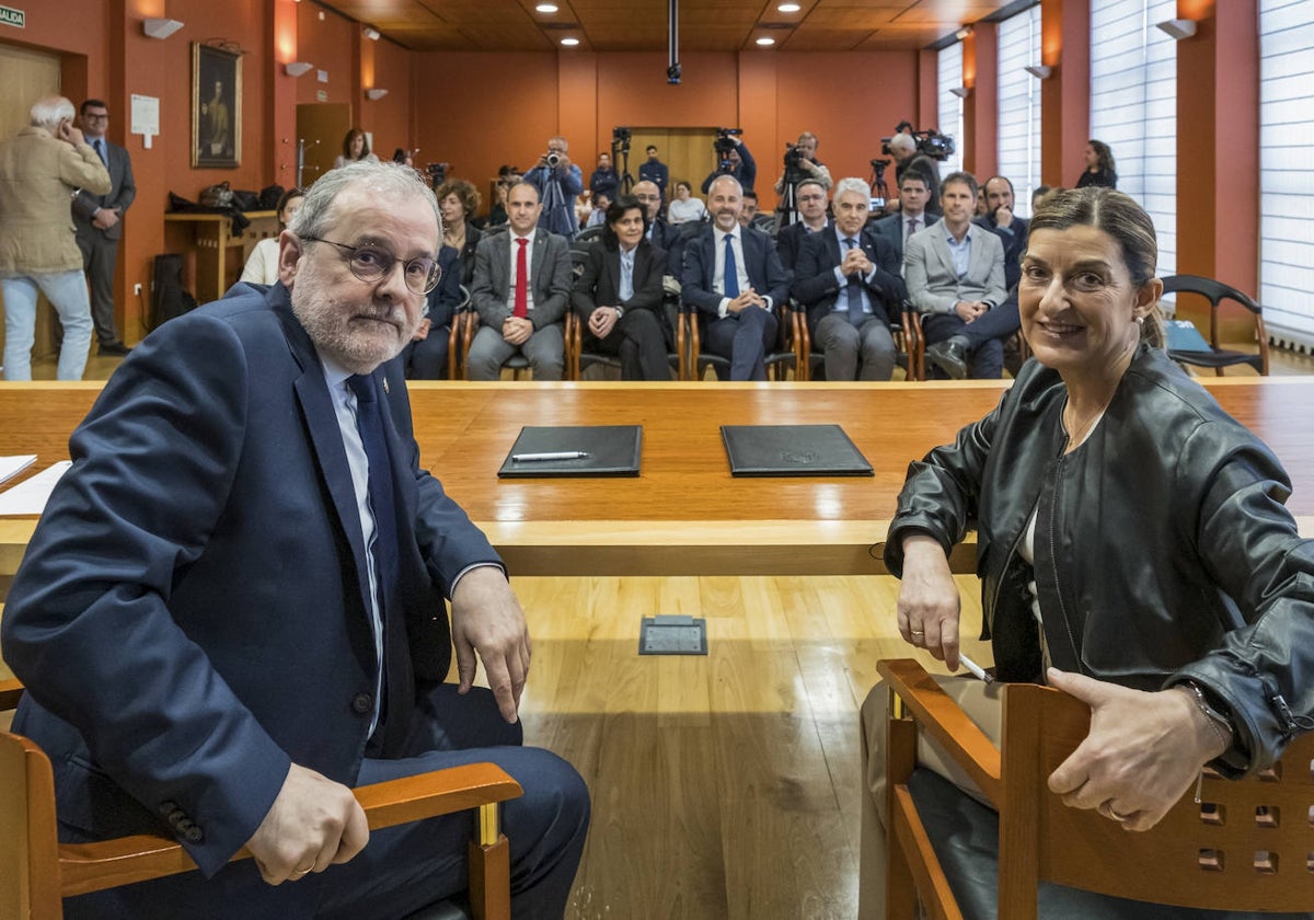 El rector de la UC, Ángel Pazos, y la presidenta autonómica, María José Sáenz de Buruaga, esta mañana, en el Paraninfo de la Universidad de Cantabria donde han firmado el contrato-programa de 2024.