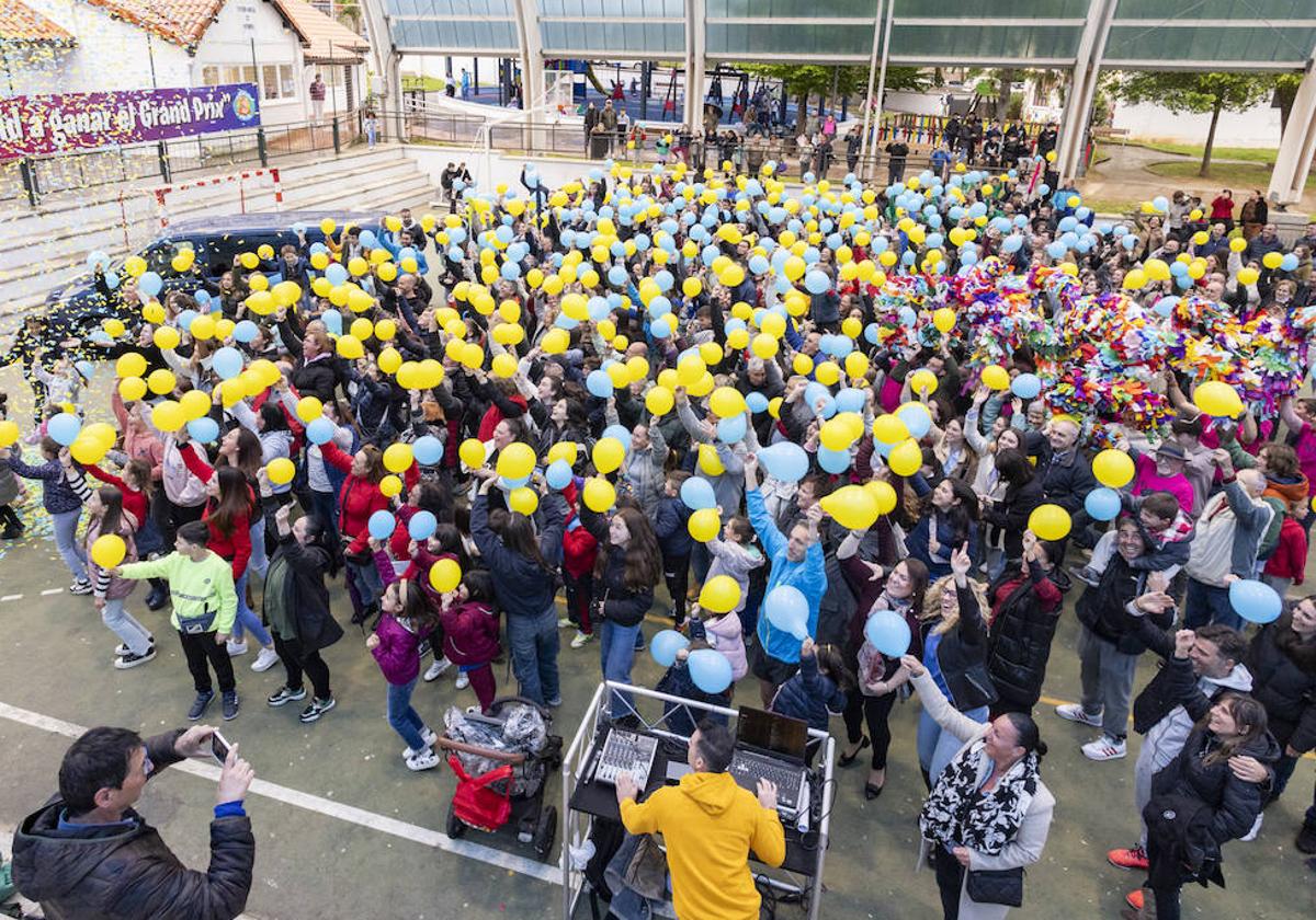 Los asistentes agitan los globos al ritmo de la música y el confeti en plena ebullición de la fiesta.