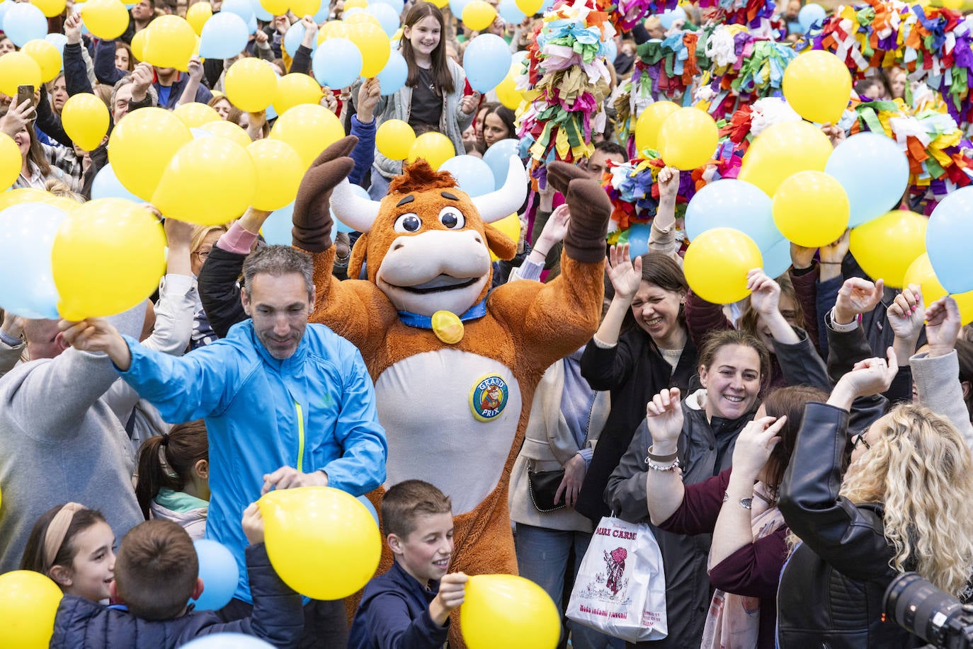 La vaquilla, mascota del concurso, entre los asistentes