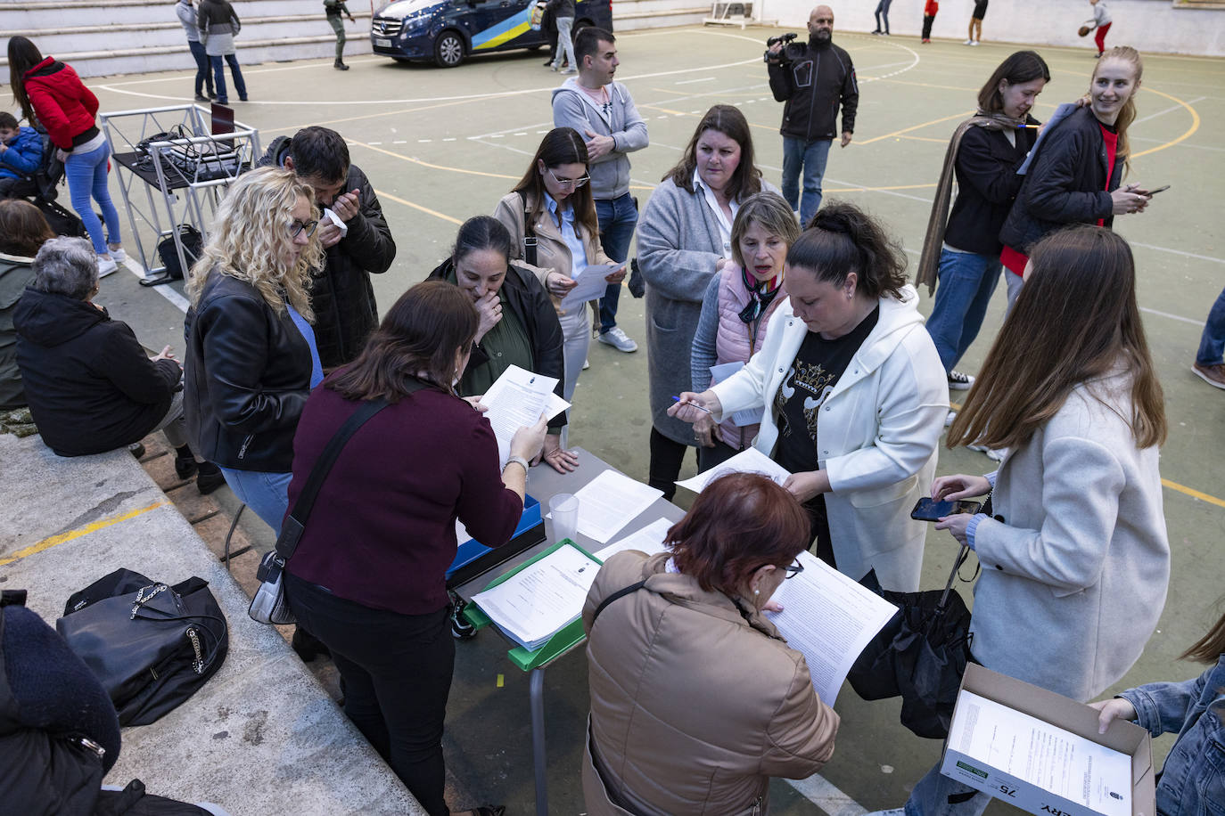 Los asistentes firman el consentimiento para aparecer en el vídeo