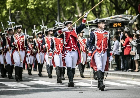 Imagen de un desfile de la Guardia Real en La Rioja