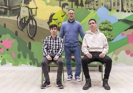 De izquierda a derecha y de arriba abajo: Óscar Lanza (tutor), Héctor Cuesta y Jhon Acosta (estudiantes).