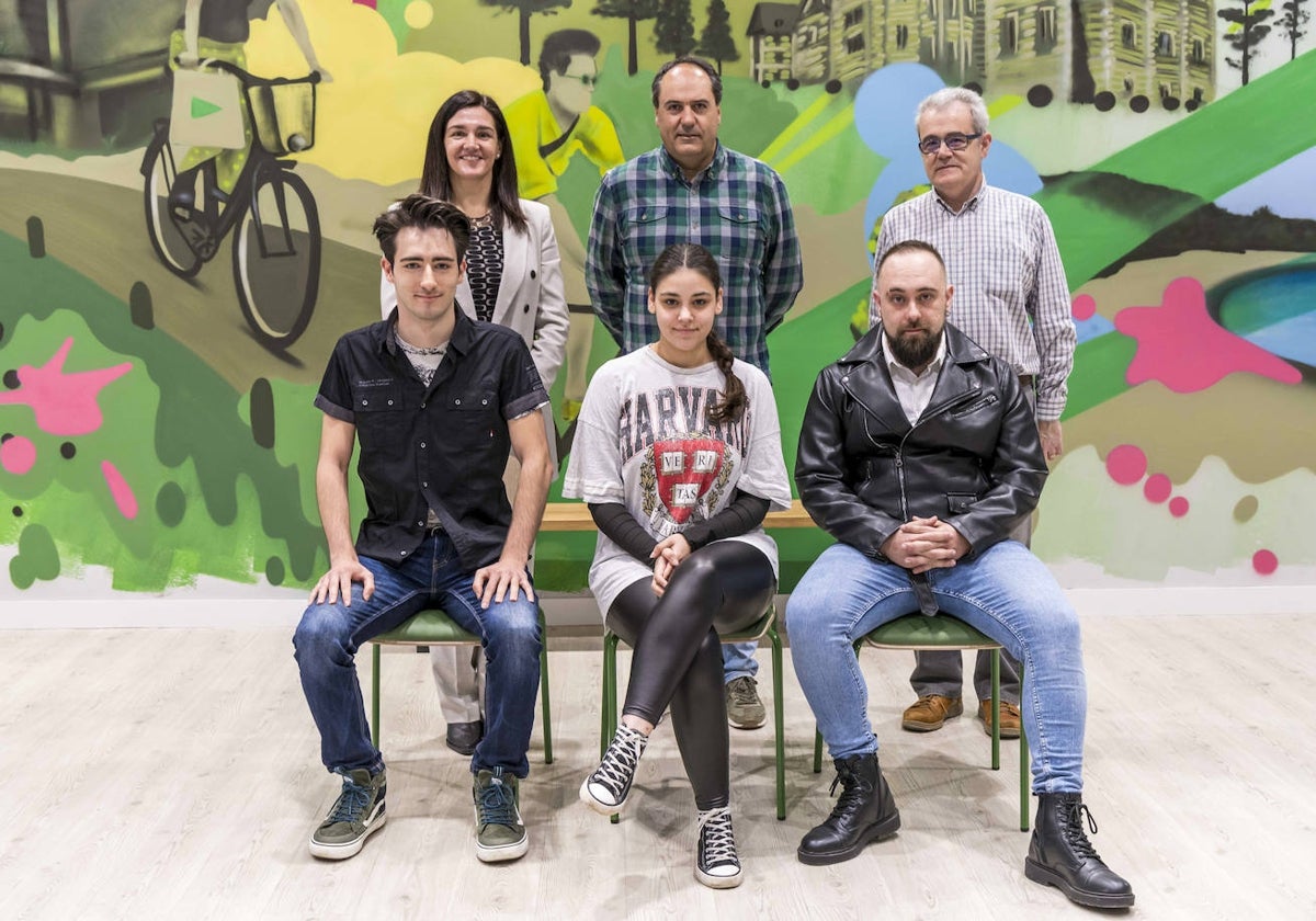 De izquierda a derecha y de arriba abajo: Beatriz Sancristobal y Ángel Yedra (mentores), Jorge del Cura (tutor), Javier de la Parra, Lucía González y Javier Calderón (estudiantes).