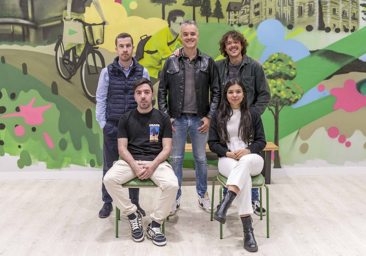 De izquierda a derecha y de arriba abajo:Andrés Villar (mentor), Álvaro Peña y Gaizka Abaunza (tutores), Adrián Crespo y Manuela Novalbo (estudiantes).