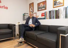 Pablo Zuloaga, ayer, en su despacho de la sede del PSOE de Cantabria.