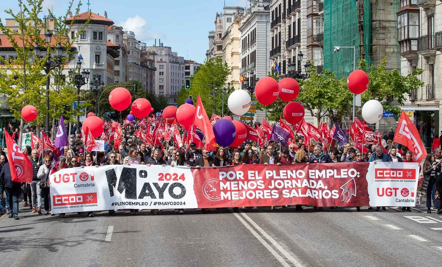 La cabecera de la manifestación llegando a los Jardines de Pereda.