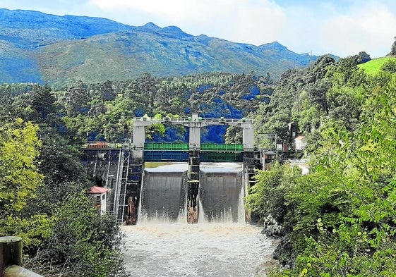 Imagen panorámica del ascensor de salmones de la presa de Palombera.