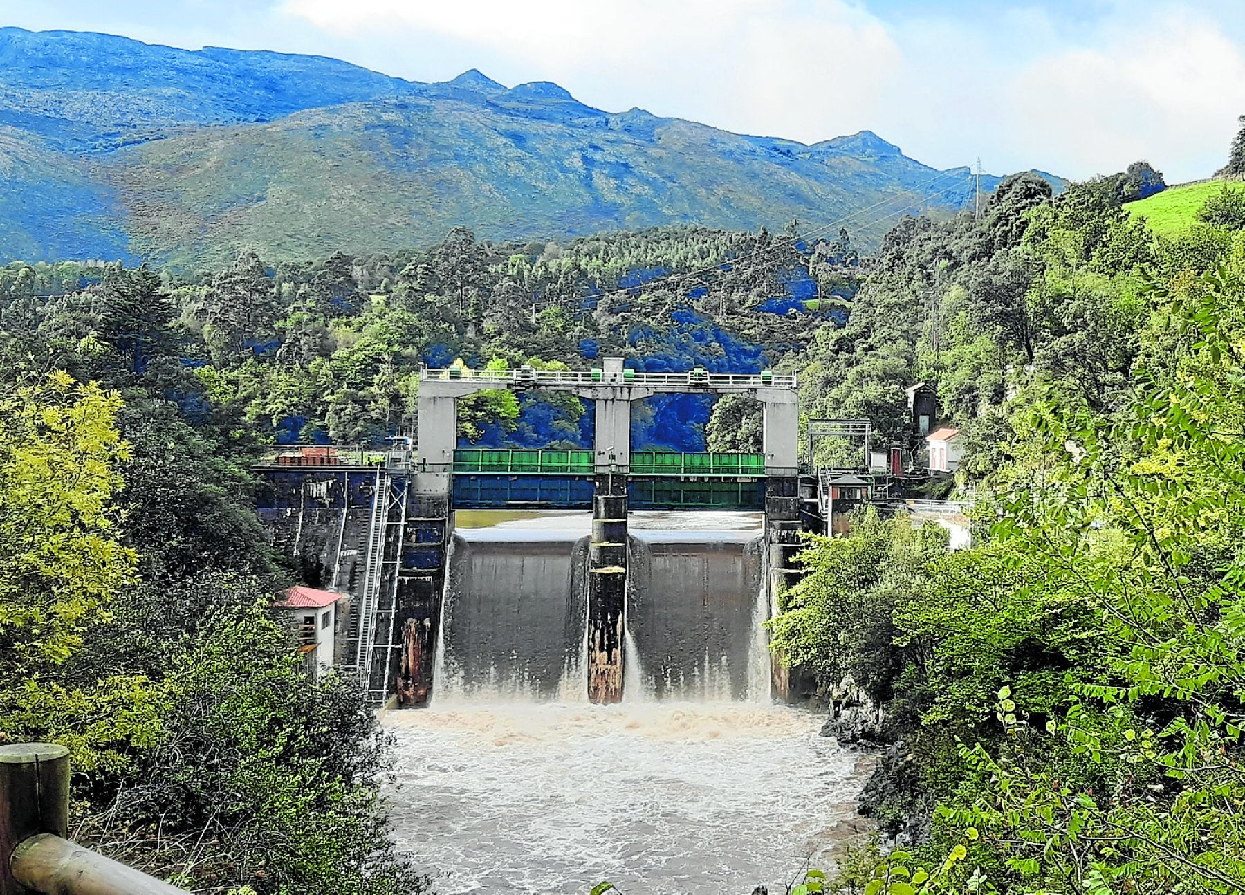 Imagen panorámica del ascensor de salmones de la presa de Palombera.