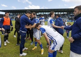 Los jugadores de la Gimnástica celebran el triunfo ante el Guijuelo.