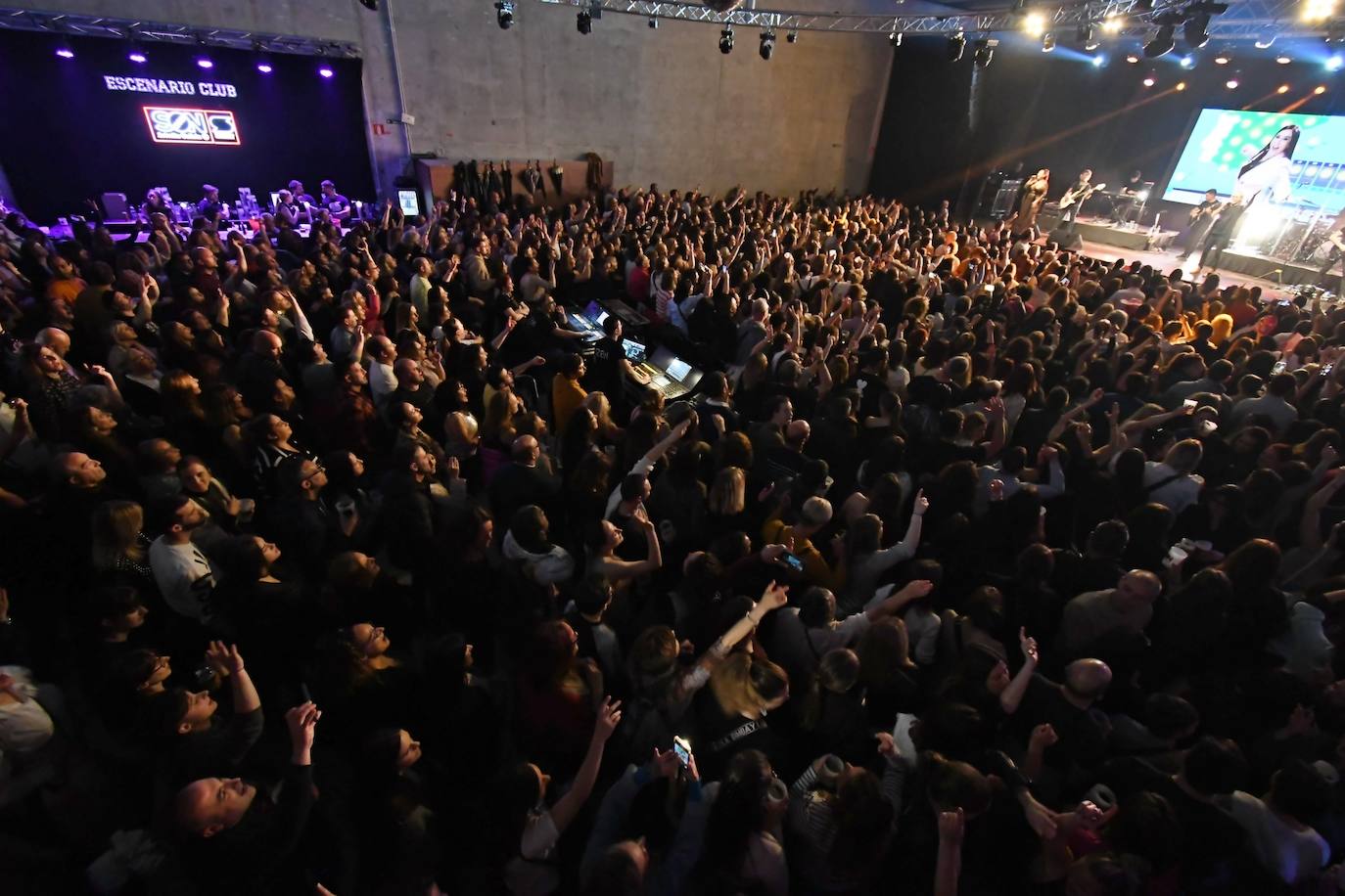 Más de mil personas llenaron la sala de Escenario Santander con ganas de cantar y bailar.