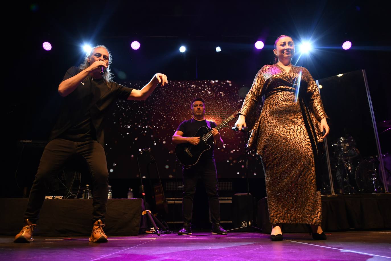 ¿Lo mejor de la noche? Quizá la interpretación en acústico de 'Cuando zarpa el amor', con una puesta en escena coral y dando protagonismo a los músicos —cajón, bajo y guitarras—,