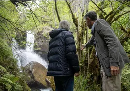 Javier Gómez y Andrés García contemplan la cascada del Vejo en el río Deva